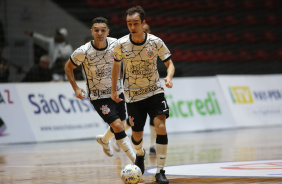 Yan controla a bola durante duelo contra o Cascavel