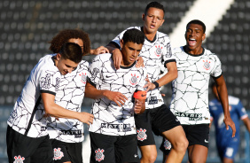 Elenco do Corinthians Sub-20 comemora gol de Z Vitor