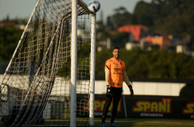 Guilherme observa chute em treino no CT Joaquim Grava