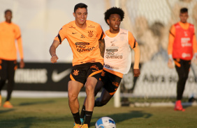 Mantuan e Willian durante treino no CT Joaquim Grava