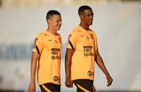 Matheus Arajo e Robert Renan durante treino do Corinthians