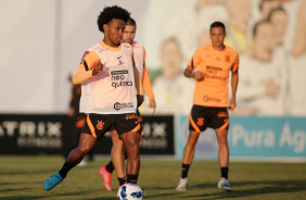 No detalhe, Willian durante treino