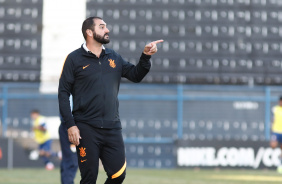 Tcnico Danilo comanda a equipe durante a partida contra o Unio Suzano