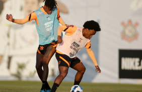 Willian e Robson durante treino no CT Joaquim Grava