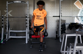 Willian na academia em treino do Corinthians