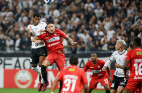 Gil e Rger Guedes durante partida entre Corinthians e Always Ready pela Libertadores