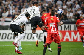 J e Gil durante partida entre Corinthians e Always Ready pela Libertadores