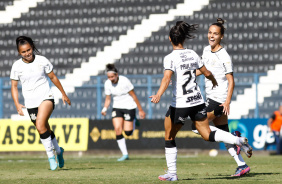 Gabi comemora gol com Paulinha