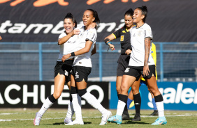 Jogadoras comemoram gol no Parque So Jorge