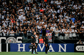 Willian deixou o gramado acompanhado dos mdicos do Corinthians