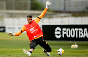 Goleiro Ivan em treinamento no CT Joaquim Grava