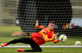 Goleiro Matheus Donelli durante treinamento de hoje