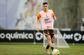 Lateral-esquerdo Lucas Piton no treino de hoje