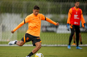 Pedrinho, atleta da base, durante treinamento com os profissionais