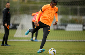 Zagueiro Robson Bambu no treino de hoje