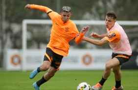 Adson e Lucas Piton durante treino do Corinthians