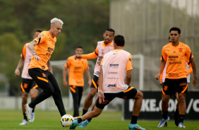 Róger Guedes, Ruan Oliveira e Du Queiroz durante treino do Corinthians