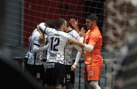 Elenco do Corinthians futsal comemora gol contra o Praia Grande
