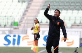 Arthur Elias durante a partida entre Corinthians e Palmeiras pelo Brasileiro Feminino
