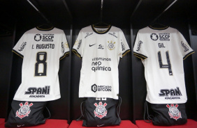 Camisas de Renato Augusto e Gil no Estdio Antnio Accioly