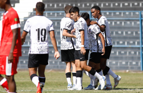 Elenco do Corinthians durante a partida contra o Metropolitano pelo Paulista Sub-17