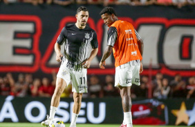 Giuliano e Gil no aquecimento antes de Atltico-GO e Corinthians