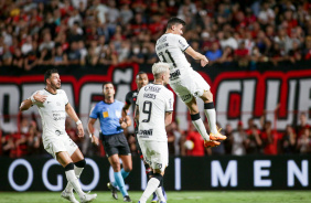 Giuliano, Mantuan e Rger Guedes durante vitria do Corinthians