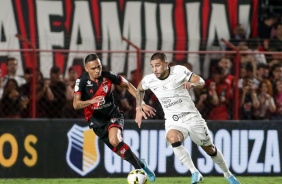 Lateral Joo Pedro em ao na vitria do Corinthians