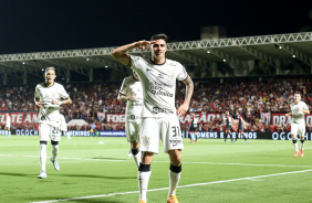 Mantuan e Adson comemoram o gol na vitria do Corinthians