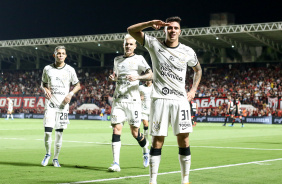 Mantuan, Guedes e Adson comemoram o gol do Corinthians
