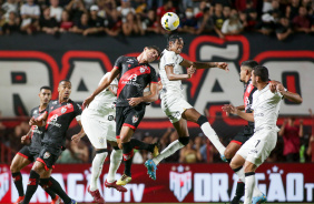 Robson Bambu em disputa pelo alto na vitria do Corinthians