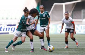 Yasmim, com Tamires ao fundo, durante a partida entre Corinthians e Palmeiras pelo BR Feminino