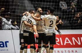 Elenco do Corinthians comemora gol contra o Marreco Futsal