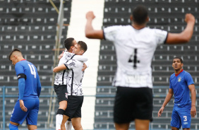 Alemo e Matheus Arajo comemoram gol do Corinthians Sub-20
