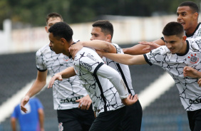 Arthur Sousa na comemorao do gol marcado na vitria do Corinthians Sub-20