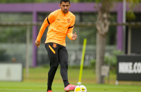 Bruno Melo em treino do Corinthians de olho no Juventude