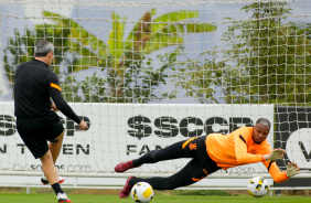 Carlos Miguel em treino do Corinthians de olho no Juventude
