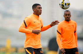 Felipe Augusto e Raul Gustavo em treino do Corinthians de olho no Juventude
