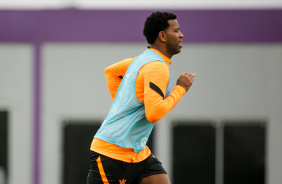 Gil em treino do Corinthians de olho no Juventude