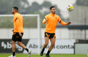 Giuliano em treino do Corinthians de olho no Juventude