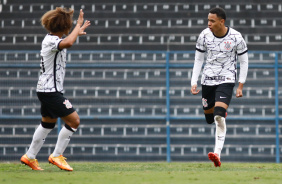 Guilherme Biro e Arthur Sousa comemoram gol na vitria do Corinthians Sub-20