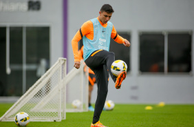 Gustavo Mantuan em treino do Corinthians de olho no Juventude