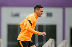 Gustavo Silva em treino do Corinthians de olho no Juventude