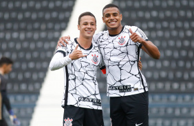 Matheus Arajo e Murillo celebram a vitria do Corinthians Sub-20