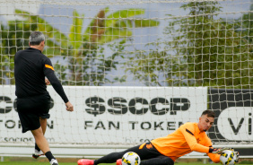 Matheus Donelli em treino do Corinthians de olho no Juventude