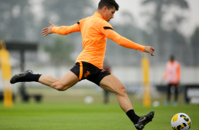 Rafael Ramos em treino do Corinthians de olho no Juventude