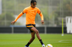 Robson Bambu em treino do Corinthians de olho no Juventude