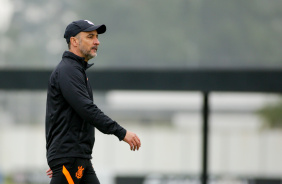Vtor Pereira em treino do Corinthians de olho no Juventude
