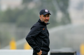 Vtor Pereira no comando do Corinthians em treino de olho no Juventude