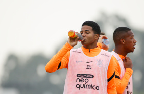 Wesley em treino do Corinthians de olho no Juventude